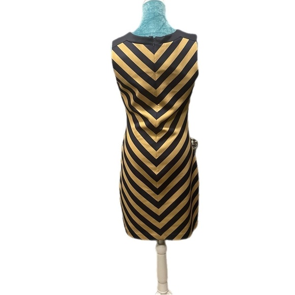 Elegant dress from ILE New York, size 8, striking Navy and gold chevron pattern - Picture 4 of 9